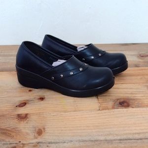 Refresh Black Dallas Stud Accent Clog  NWT Size 7 NEW